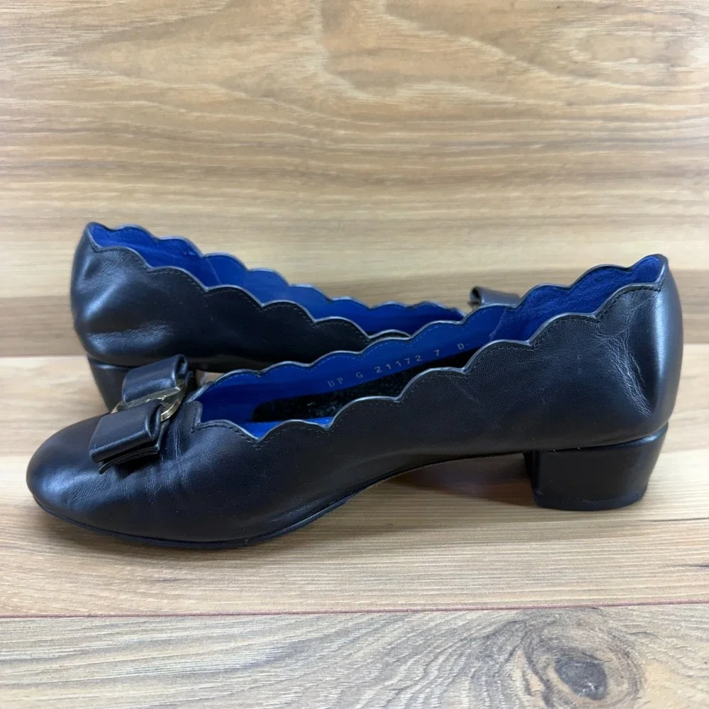 Salvatore Ferragamo Vara‎ Shell Pumps 7 D Black Leather Scalloped Low Heel